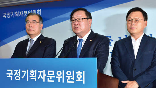 민주당 정책위원회 김태년 의장(중앙)이 6월 22일 통신비 절감 대책을 발표하고 있다. 왼쪽부터 이개호 국정기획자문위원회 경제2분과위원장, 김태년 민주당 정책위원회 의장, 신경민 더불어민주당 의원. 사진 = 김태년 국회의원 홈페이지