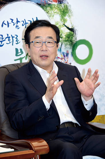김해신공항 등 부산의 미래비전을 이야기하는 서병수 시장.