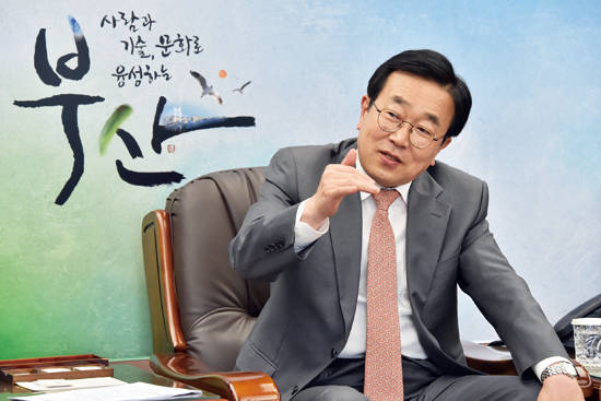 별명이 ‘일자리 시장’인 서병수 시장은 새정부의 일자리 추진방향과 부산의 일자리 정책이 잘 들어맞는다고 소개했다.