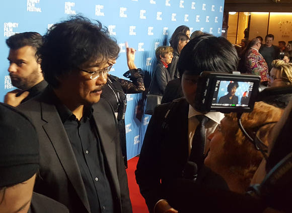 봉준호 감독이 영화 '옥자'와 관련해 호주 언론과 인터뷰하고 있다. (사진 = 연합뉴스)