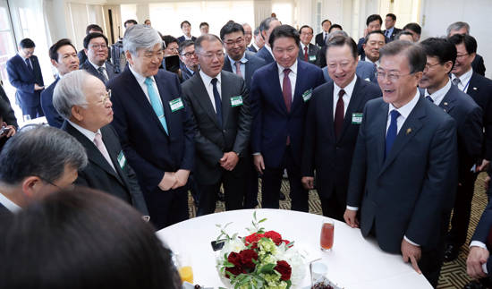 문재인 대통령이 6월 28일(현지시간) 미국 워싱턴 헤이 아담스 호텔에서 열린 방미 경제인단과의 간담회에서 얘기를 나누고 있다. 사진 = 연합뉴스