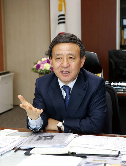 허성곤 김해시장이 가야 건국 2000년을 맞이한 ‘김해 국제 문화유산 도시’ 계획에 대해 설명하고 있다. 사진 = 김해시청