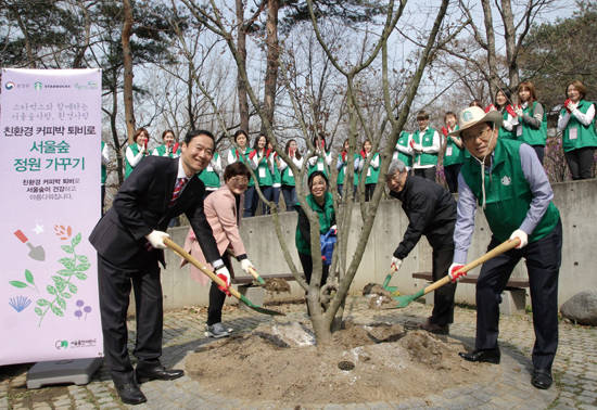 지난 4월 스타벅스 코리아는 서울숲공원에서 환경부, 자원순환사회연대, 서울숲컨서번시, 협력사 등 관계자 300명과 자원순환 실천 캠페인 활동을 전개했다. 사진 = 스타벅스 코리아