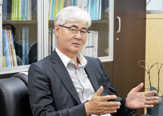 한국시설안전공단에 대한 공공기관 경영평가 등급을 E에서 A로 크게 개선한 강영종 이사장이 그간의 노력에 대해 설명하고 있다.