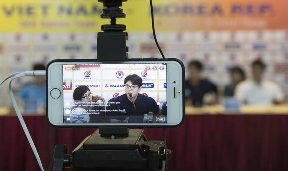 대한민국과 베트남의 축구 국가대표 대항전 기자간담회 현장이 SNS를 통해 생중계되고 있다. (사진 = 연합뉴스)