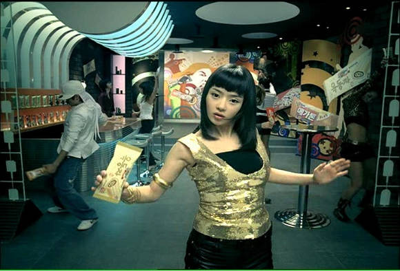 2007년 롯데제과의 '옥메와까' 광고는 대표적인 엽기 코믹 광고로 꼽힌다. (사진 = 광고 화면 캡처)