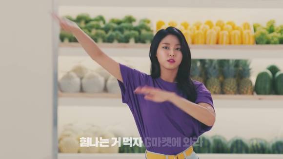 예뻐서 웃기지 않는다는 것이 설현의 약점이라는 지적도 있다. (사진 = 광고 화면 캡처)