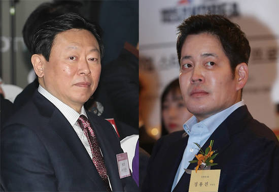 유통업계의 대표 맞수인 신동빈 롯데그룹 회장(왼쪽)과 정용진 신세계그룹 부회장. 사진 = 연합뉴스