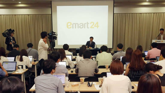 7월 13일 서울 코엑스에서 신세계그룹 편의점 ‘위드미’의 브랜드명 ‘emart24’ 교체 기자간담회가 열리고 있다. 사진 = 연합뉴스