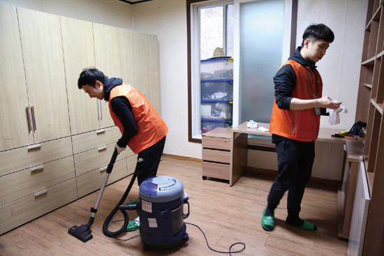 대형보육시설 주거환경 개선활동에 참여한 신입사원들. 사진=한샘