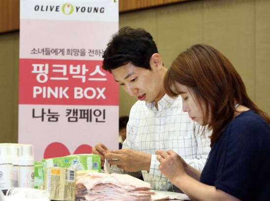 올리브영 임직원들이 저소득층 소녀들에게 전할 ‘핑크박스’를 제작하는 모습. 사진 = CJ올리브네트웍스