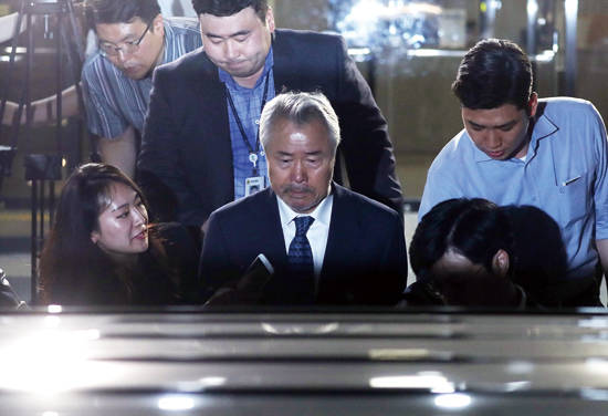 최근 오너의 비리나 일탈로 기업이 위기에 빠지는 ‘오너리스크’가 끊이지 않고 있다. 사진은 미스터피자 창업주 정우현 MP그룹 전 회장이 7월 6일 구속돼 서초동 서울중앙지검에서 나와 구치소로 향하고 있다. 사진 = 연합뉴스