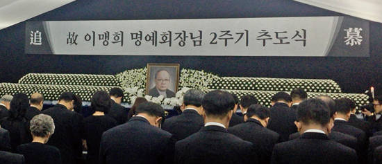 8월 14일 여주시 연하산 선산에서 열린 고 이맹희 CJ그룹 명예회장의 추도식에 는 이재현 회장, 이미경 부회장, 손경식 회장 등 가족과 친인척, 그룹 주요 임원 등 40여 명이 참석했다. 사진제공 = CJ그룹