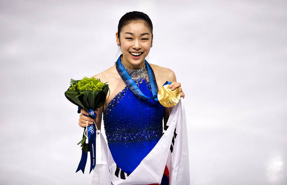 2010년 밴쿠버 동계올림픽 피겨스케이트 여자 싱글 부문 금메달을 획득한 김연아. (사진 = 위키피디아)
