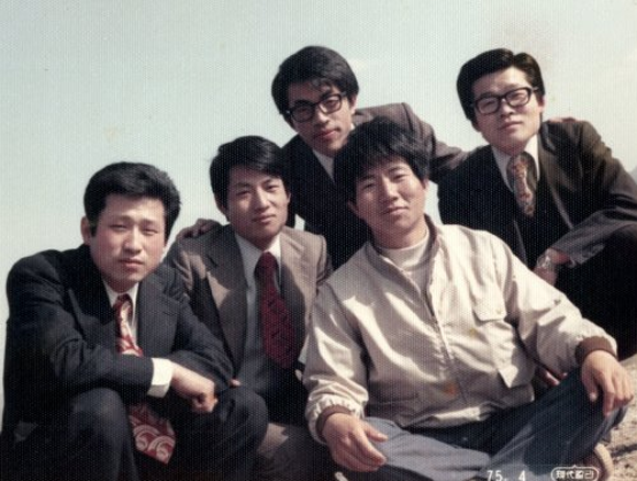 사법연수원 시절, 양복 차림 가운데 홀로 점퍼 차림을 고집한 노무현 전 대통령. 이런 외모가 '보기 그럴듯 해야 하는' 유교 사회에서 "그를 대통령으로 인정할 수 없다"는 폄하의 바탕 아니었나?