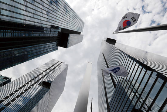 올 상반기 기업들이 이익이 크게 늘면서 불황 탈출의 기대감이 커지고 있다. 다만 성과가 삼성전자 등 일부 기업에 집중돼 있어 우려도 제기되는 상황이다. 사진은 서초동 삼성전자 사옥. 사진 = 연합뉴스