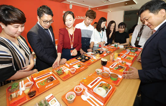 제주항공이 8월 22일 오후 서울 중구 서소문 라운지에서 여행사 실무자들을 대상으로 기내 사전 주문 서비스 등 온라인 부가서비스 설명회를 진행하고 있다. 사진 = 연합뉴스