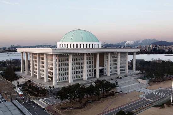 인터넷전문은행 활성화 요소인 은산분리 규제 완화는 답보 상태다. 사진은 여의도 국회의사당. 사진 = 대한민국 국회