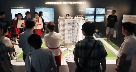 정부가 강력한 대출규제안인 신 총부채상환비율(DTI) 도입을 예고하면서 강남권 재건축 시장의 과열을 누그러뜨릴 수 있을지 주목된다. 9월 8일 래미안강남포래스트 견본주택을 찾은 사람들. 사진 = 연합뉴스
