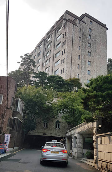 측면에서 바라본 ‘트라움하우스 3차’. 아래쪽이 출입구인데 보안요원이 24시간 통제하고 있다. 사진 = 도기천 기자