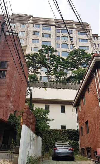 서울 서초구 서초동 ‘트라움하우스 3차’의 지난 9월 19일 오후 모습. 5~6미터 높이의 담장과 플로티가 건물을 떠받치고 있는 구조라서 외부에서 안을 들여다 볼 수가 없다. 사진 = 도기천 기자