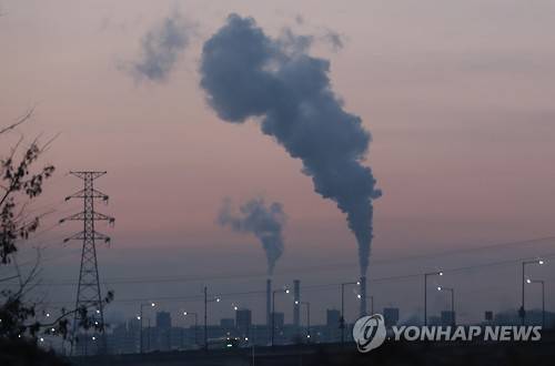 1월 26일 오전 서울 강남구 수서동 한국지역난방공사의 굴뚝에서 수증기가 뿜어져 나오고 있다. 사진은 기사의 특정 사실과 관계 없음.(사진 = 연합뉴스)