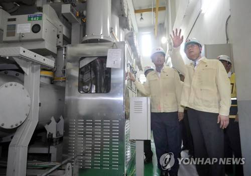 백운규 산업통상자원부 장관(오른쪽)이 7월 31일 오후 하절기 전력수급 대비 전력설비 현장점검을 위해 서울 마포구 한국중부발전 서울건설본부를 방문, 관계자로부터 중부변전소 전력설비 등에 관한 설명을 듣고 있다. 사진은 기사의 특정 사실과 관계 없음.(사진 = 연합뉴스)