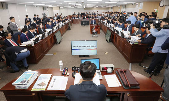 공공기관과 공무원 그리고 대부업체들이 제식구들만의 잔치를 벌인 행태가 이번 국정감사에서 드러나 눈총을 받고 있다. 사진은 10월 12일 정부세종청사에서 열린 국회 국토교통위원회 국정감사 모습. 사진 = 연합뉴스