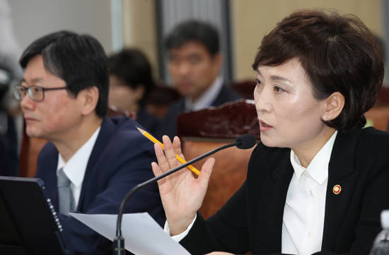 국토교통부가 후분양제 도입을 예고하면서 건설업계의 지각변동이 예상되고 있다. 10월 12일 열린 국토부 국정감사에서 김현미 장관이 국회의원들의 질문에 답변하고 있는 모습. 사진 = 연합뉴스