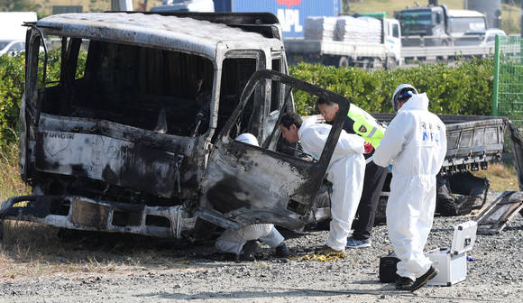 11월 3일 오전 경남 창원시 창원터널 인근에서 국립과학수사연구원이 지난 2일 발생한 창원터널 인근 5t 트럭 폭발사고에 대한 현장 감식을 하고 있다.(사진 = 연합뉴스)