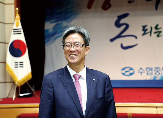 이동빈 수협은행장은 공적자금 조기 상환을 최우선 과제로 꼽았다. 사진 = 수협은행