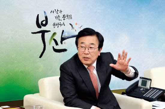 “민선 6기 남은 기간 동안 6개 핵심 사업을 완성하겠다”고 밝히는 서병수 시장.