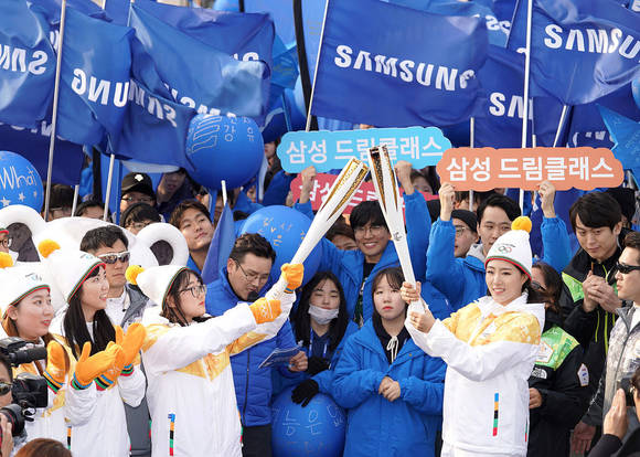 11월 1일 인천대교에서 진행된 성화봉송 현장에서 이상화 선수가 삼성드림클래스 학생에게 희망과 열정을 상징하는 성화 불꽃을 전달하고 있다. (사진 = 삼성전자)