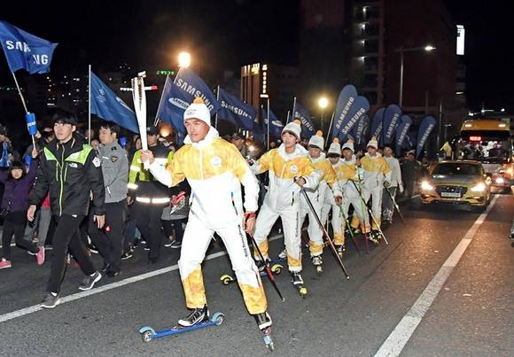 11월 4일 부산 영도대교에서 진행된 김마그너스 선수와 부산 스키 꿈나무들의 성화 봉송 장면. (사진 = 삼성전자)
