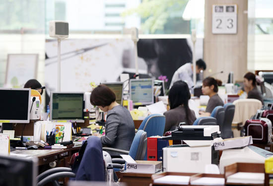 서울 시내 한 은행 영업점에서 직원들이 업무를 보고 있다. 사진 = 연합뉴스