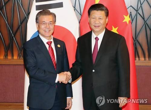 11월 11일 APEC 정상회의에 참석한 문재인 대통령과 시진핑 중국 국가주석이 베트남 다낭 크라운플라자 호텔에서 열린 정상회담에서 악수하고 있다. (사진 = 연합뉴스)