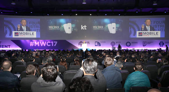 2월 27일 스페인 바르셀로나에서 열린 모바일 월드 콩그레스(MWC) 2017에서 기조 연설을 진행하는 황창규 KT 회장. (사진 = KT)