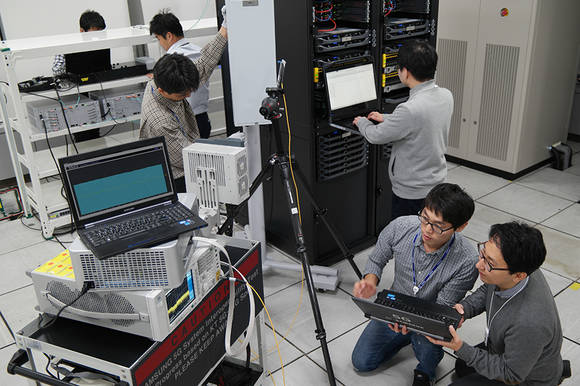 KT와 삼성전자 엔지니어들이 5G 규격 기반 퍼스트 콜(First Call) 시험을 진행하는 모습. (사진 = KT)