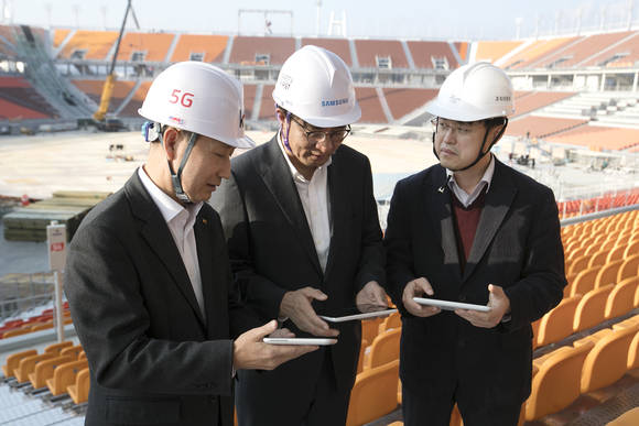 11월 15일 평창 현장 점검에 나선 황창규 KT 회장(가운데). (사진 = KT)