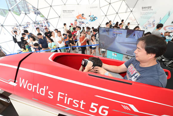 8월 20일 서울 광화문 광장에 설치된 KT의 가상현실 5G 봅슬레이를 체험하는 모습. (사진 = KT)