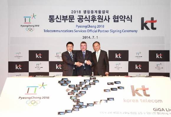 2014년 7월 1일 2018 평창동계올림픽 및 장애인동계올림픽대회 조직위원회(위원장 김진선, 왼쪽)와 KT(회장 황창규, 오른쪽)가 평창동계올림픽 통신 부문 공식후원사 협약식을 갖는 모습. (사진 = KT)
