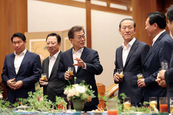 문재인 정부가 일자리·소득주도·공정를 키워드로 내세운 ‘사람중심 경제’를 기조로 내세우면서 ‘기업의 역할’이 더욱 중요해지고 있다. 지난 7월28일, 청와대 본관에서 열린 간담회에서 (왼쪽부터)최태원 SK그룹 회장, 박용만 대한상공회의소 회장, 문재인 대통령, 허창수 GS그룹 회장, 신동빈 롯데그룹 회장이 담소를 나누고 있다. 사진 = 연합뉴스