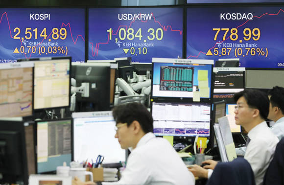 11월 29일 서울 중구 을지로 KEB 하나은행 딜링룸에서 딜러들이 업무를 보고 있다. 사진 = 연합뉴스