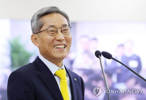 11월 20일 오전 서울 여의도 KB국민은행 본점에서 열린 KB금융지주 임시주주총회를 진행 중인 윤종규 KB금융그룹 회장. (사진 = 연합뉴스)