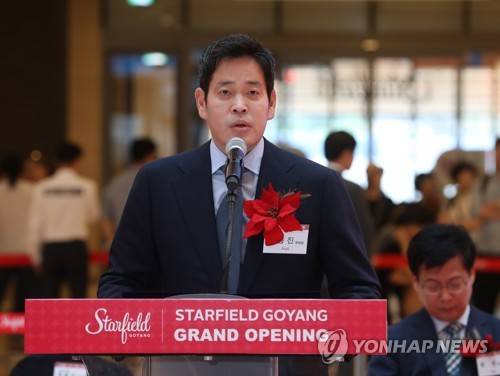 지난 8월 24일 고양시 덕양구 삼송에 자리한 복합쇼핑몰 ‘스타필드 고양’ 오픈식에서 정용진 신세계 부회장이 인사말을 하고 있다. (사진 = 연합뉴스)