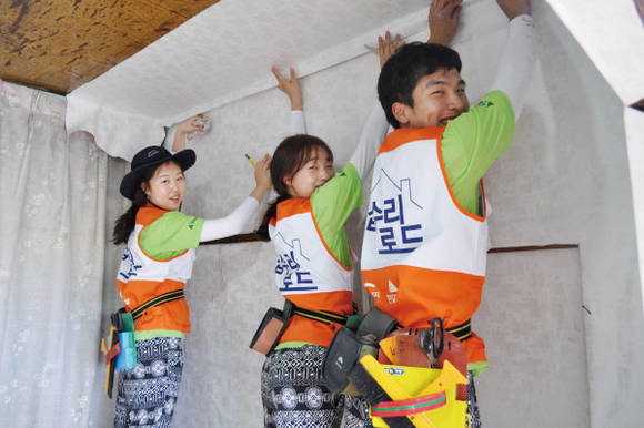 ‘제5회 집수리 로드 대학생 봉사단’에 참석한 대학생들이 봉사활동을 펼치고 있다. 사진 = 현대건설