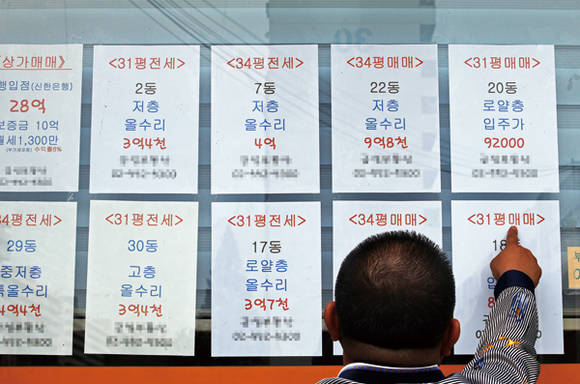 주거복지 로드맵으로 인해 서울과 경기도 지역의 집값 양극화는 더욱 심해질 것으로 예상된다. 경기도는 대규모 임대주택이 들어서는 반면, 서울의 주택 물량은 유지될 가능성이 높기 때문이다. 서울 강남구에 위치한 한 부동산중개업소의 시세안내문. 사진 = 연합뉴스