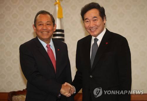 이낙연 국무총리가 지난 11월 21일 오후 서울 세종로 정부서울청사에서 쯔엉 화 빙 베트남 수석부총리와 만나 악수하고 있다. (사진 = 연합뉴스)