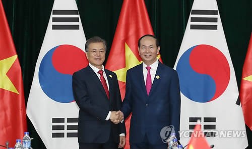 문재인 대통령과 쩐 다이 꽝 베트남 국가주석이 지난 11월 11일 오전(현지시간) 베트남 다낭 시청사에서 열린 '한-베트남 정상회담'에 앞서 악수하고 있다. (사진 = 연합뉴스)
