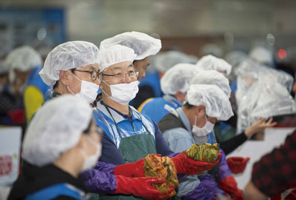 12월 2일 ‘KAI 나눔봉사단’과 가족 250여명은 소외이웃에게 전할 김치 3500포기를 함께 담갔다. ‘사랑의 김장 담그기’에 참여한 김조원 사장(왼쪽 세번째)이 단원들과 김장을 하는 모습. 사진 = 한국항공우주산업